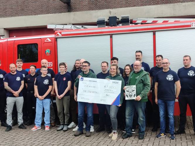 Fire Crew Hertals overhandigt cheque aan VOC Neteland na spaghettidag