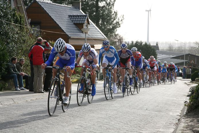 De Vrienden van de Koers hebben de Ronde van Woensdrecht nieuw leven ingeblazen. Oude tijden (zoals hier in 2009) op de Rijzendeweg komen terug.