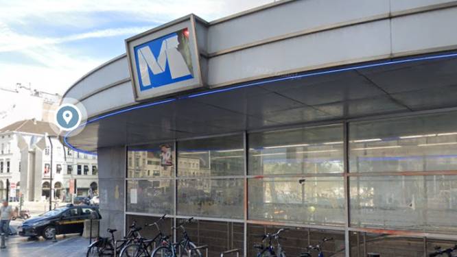 Un homme se retrouve coincé dans le volet de la station de métro Porte de Namur, à Bruxelles