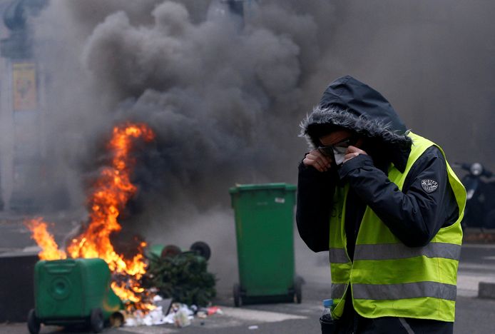 Een demonstrant met een ‘geel hesje’ tijdens een confrontatie met de politie in Parijs op zaterdag.