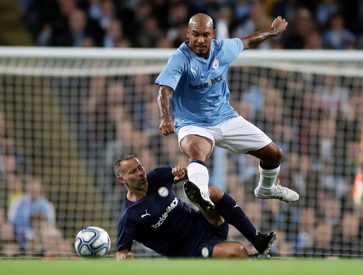 Nigel de Jong in duel met Giggs.