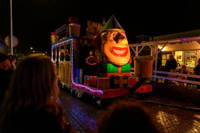 Veel ‘herriekieten’ en ‘skihutten’ tijdens verlichte optocht in Poalingdurp