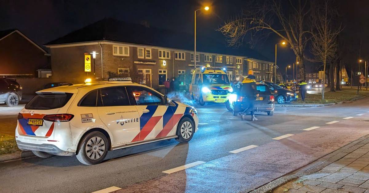 Gewonde bij aanrijding op Laaressingel in Enschede, weg voorlopig afgesloten.