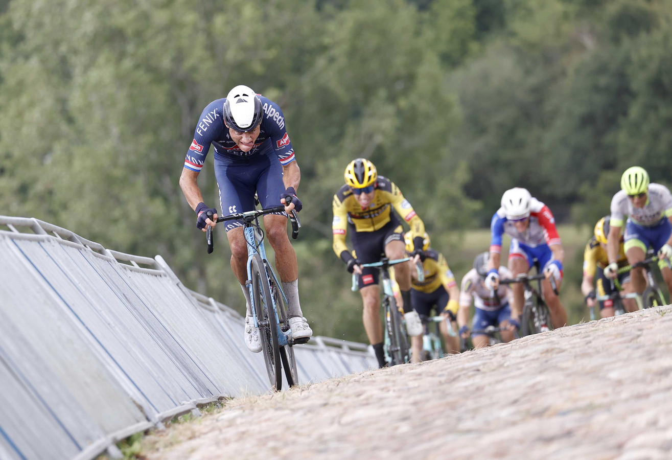 Mathieu van der Poel kroont zich op VAM-berg tot ...