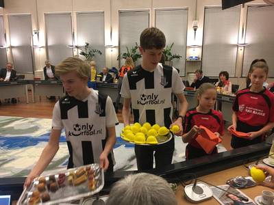 Jeugdleden Deldense sportclubs bedanken de gemeenteraad