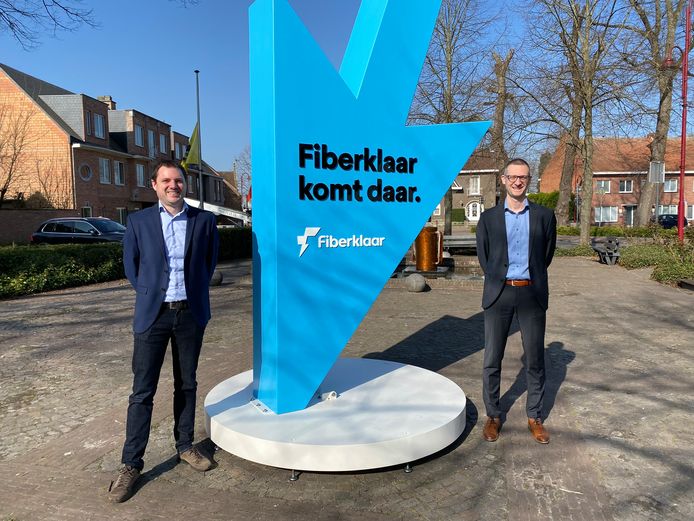 Jeroen Van De Water (links), Campaign Manager bij Fiberklaar, en burgemeester Seppe Bouquillon.