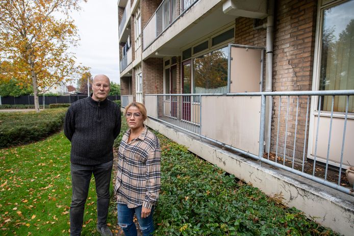 Jannes Oortwijn en Odeleia Novaces klagen namens alle bewoners van de flat aan de Weth. Kampstraat over mysterieuze trillingen die grote scheuren veroorzaken in en buiten de woning.