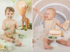 Je baby van 1 loslaten op een taart met camera in de aanslag: dat is een 'cake smash'