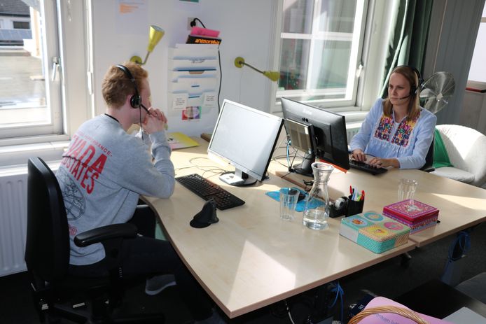 Twee medewerkers van de Kindertelefoon