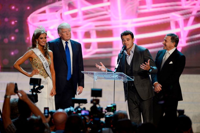 Trump met Miss Connecticut 2013, Emin Agalarov en diens vader Aras. Beeld ap