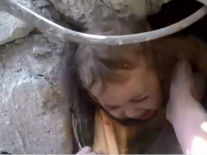 Kind gered van onder puin na bombardementen in Syrië waar zeker 15 mensen bij omkwamen