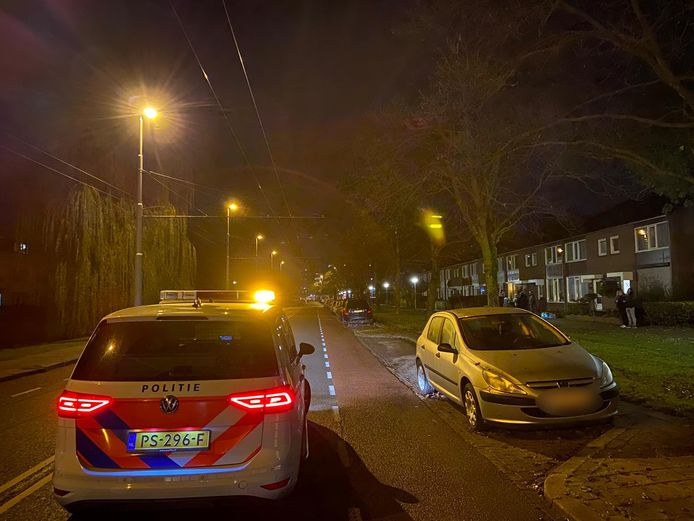 De politie zocht in de wijk Presikhaaf naar twee jongeren die geprobeerd hebben een auto aan de Middachtensingel in Arnhem in brand te steken.