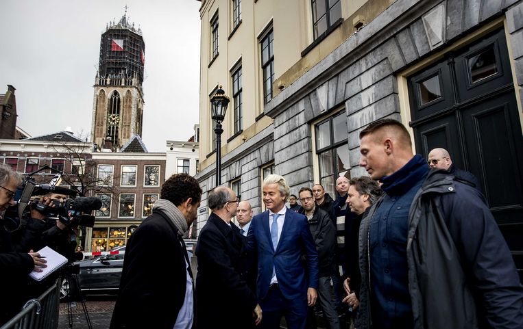 PVV-leider Wilders in Utrecht omringd door Statenleden en beveiliging. Links naast hem Henk van Deun, lijsttrekker bij de raadsverkiezingen. Beeld anp