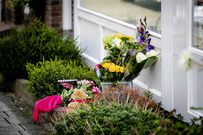 Bloemen bij de woning van het 15-jarige meisje dat is overleden na een mogelijke steekpartij.
