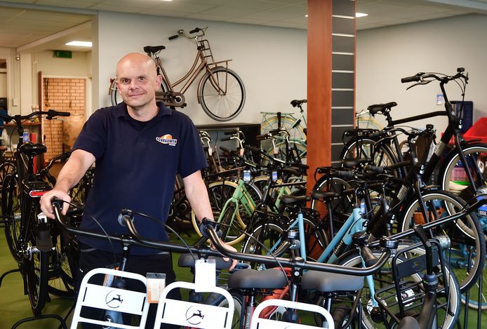 Patrick Schrauwen ziet sommige fietsenwinkels in de nesten zitten, maar heeft zelf op tijd schoolfietsen ingekocht.