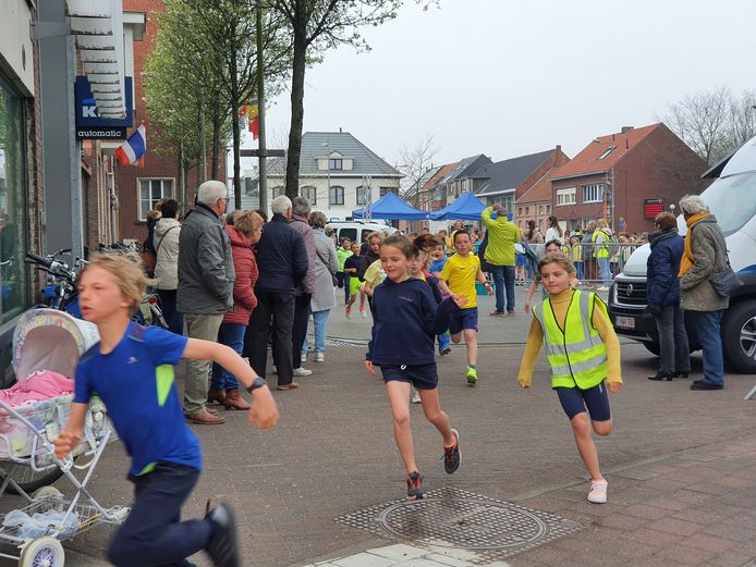 Zo'n 600 leerlingen van de twee basisscholen uit Merksplas deden mee aan de scholenloop.