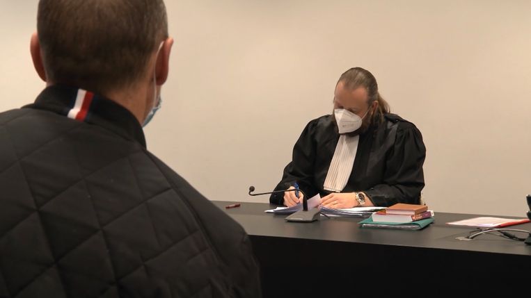 ‘Aan de mensen die cannabis gebruiken, vraag ik of ze de twee belangrijkste bijwerkingen kennen: 'Ofwel word je impotent, ofwel zot.’ Dan trekken ze grote ogen. (Foto: in ‘De rechtbank’.) Beeld SBS