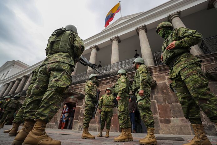 Soldaten bij het presidentieel Paleis in hoofdstad Quito.