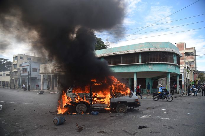 Een auto staat in brand in de Haïtiaanse hoofdstad Port-au-Prince.