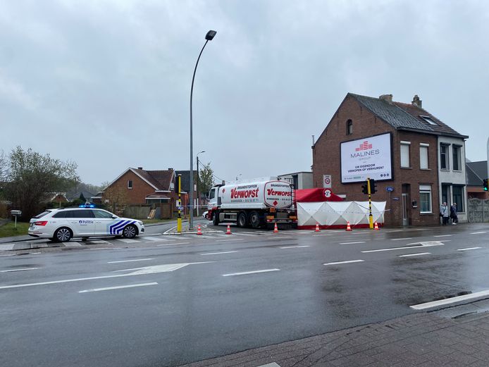 De fietser werd gegrepen door een vrachtwagen. Hulpdiensten kwamen massaal ter plaatse, maar voor het slachtoffer kwam alle hulp te laat.