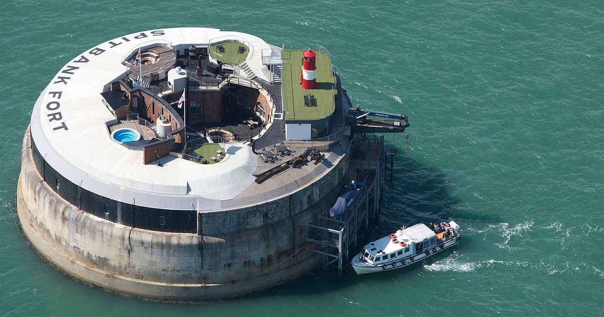 luxueuze fort midden op zee staat te koop voor maar liefst 4,3 miljoen euro | Buitenland |