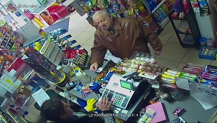De Britse politie verspreidde gisteren bewakingscamerabeelden van Sergei Skripal die een aankoop doet in een winkel in Salisbury. De beelden dateren van dinsdag  27 februari, zes dagen voor de moordpoging.