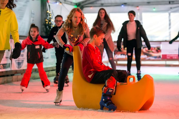 Drukte op de schaatsbaan bij WinterWonderBeek op de Markt van Prinsenbeek.