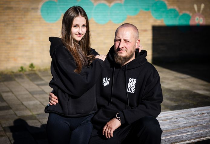 Anton (39) met zijn dochter Uliana (16). Hij zit in het leger en deed zijn verhaal op de school van zijn dochter in Dordrecht.