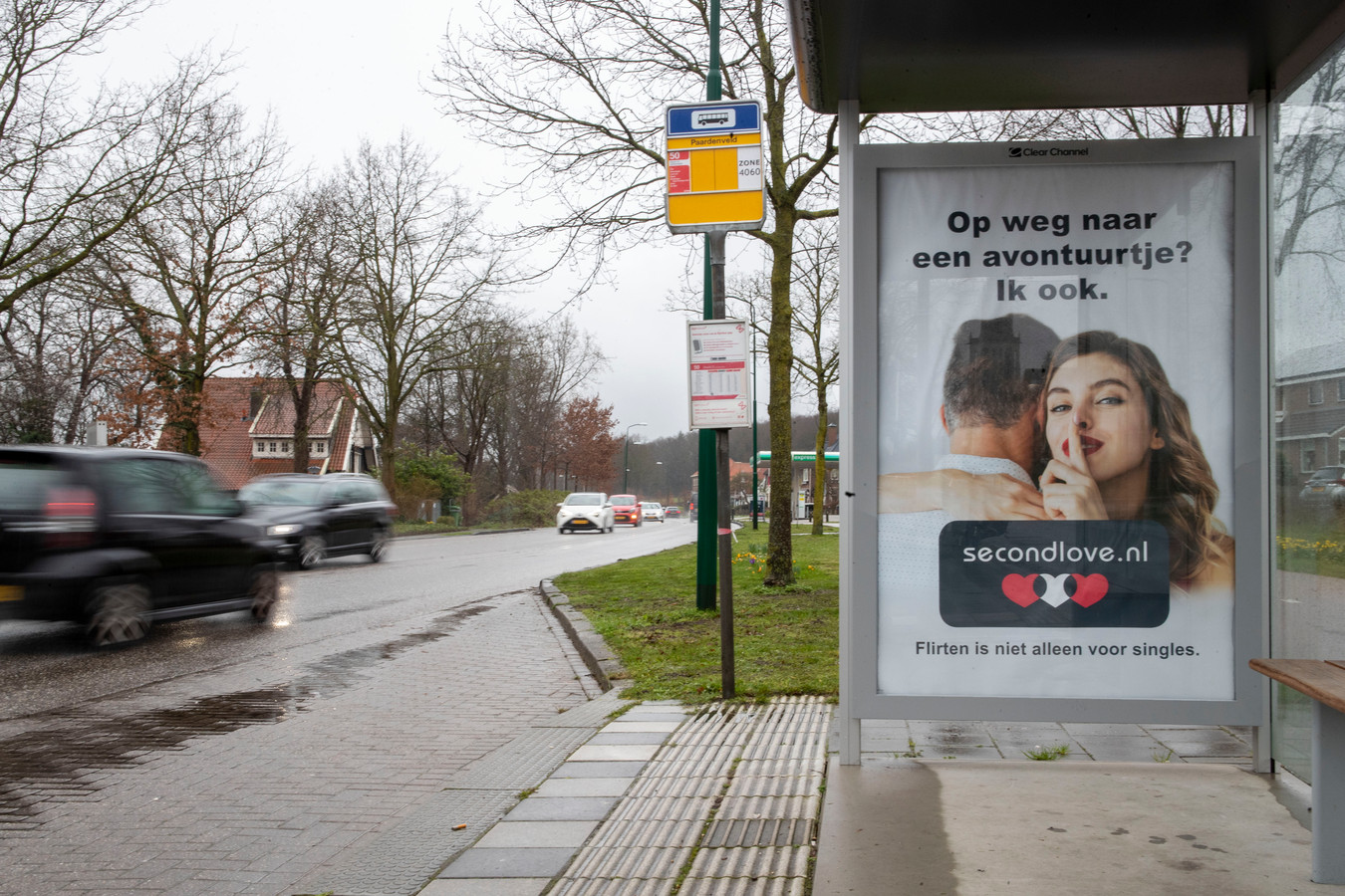 Gemeente Rhenen heeft in februari posters van datingsite "Second Love" uit bushaltes verwijderd, zoals die aan de Utrechtsestraatweg.