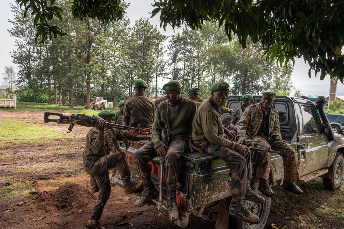 Congolese soldaten zitten in een militair voertuig in de Kamanyola-basis (MONUSCO) die de VN woensdag als eerste heeft overgedragen aan Congo.