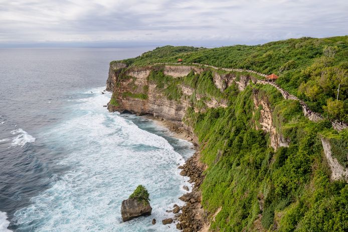 Foto ter illustratie. De vrouw moest te pletter storten van een klif in Bali. Op pure wilskracht wist ze te overleven.