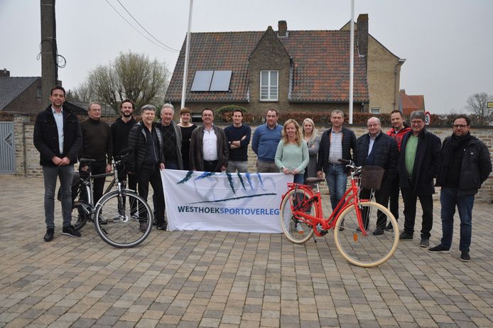 Van links naar rechts: Klaas Verbeke (schepen van Sport Poperinge), Dirk Lambrecht (sportfunctionaris Poperinge), Simon Tertooy (sportfunctionaris Alveringem), Thierry Buseyne (sportfunctionaris Ieper), Jean-Marie Callewaert (schepen van Sport Langemark-Poelkapelle), Evie Beyers (sportfunctionaris Langemark-Poelkapelle), Patrick Benoot (schepen van Sport Ieper), Thomas Louage (sportfunctionaris Zonnebeke), Bram Coppein (schepen van Sport Vleteren), Sandy Pinson (sportfunctionaris Veurne), Vicky Nouwynck (sportfunctionaris Vleteren), Bart Vanacker (schepen van Sport Heuvelland), Johan Aelbrecht (schepen van Sport Alveringem), Thierry Caignie (sportfunctionaris Heuvelland), Johan Matthys (schepen van Sport Lo-Reninge) en Pascal Sticker (schepen van Sport Veurne)