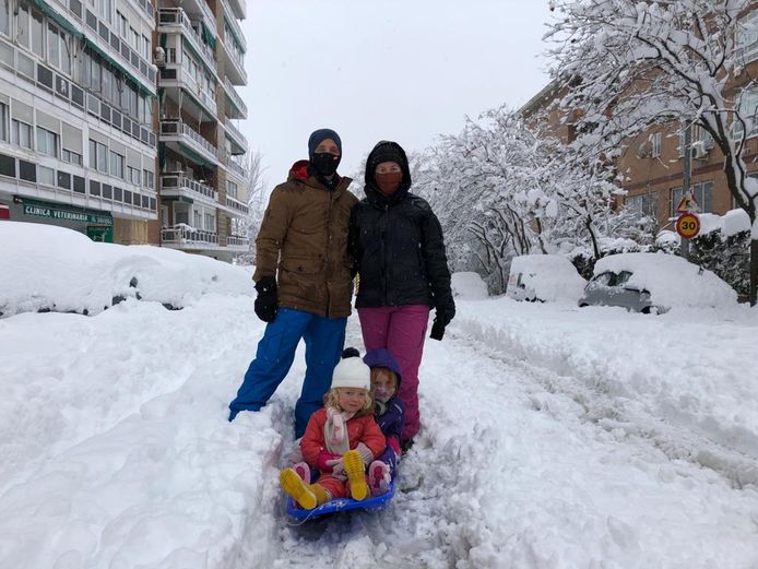 Nina Berendsen met haar man Domien en dochters Elise en Lotte (6 en 3) sleeën in Madrid.