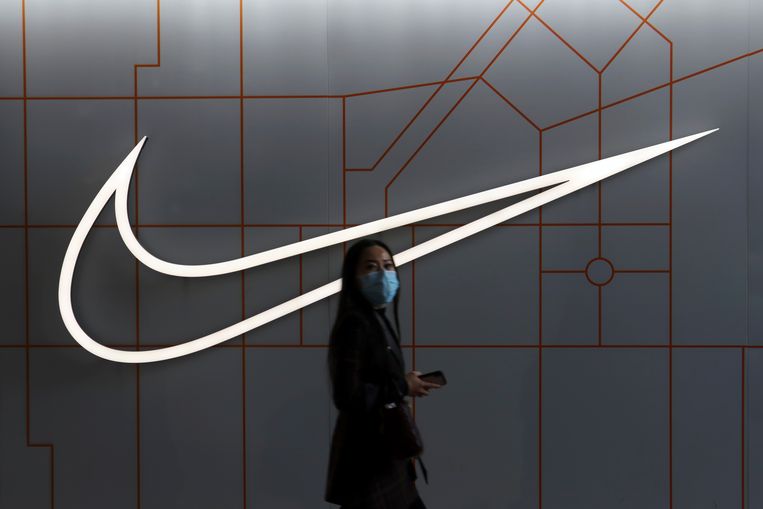 Een vestiging van Nike in een winkelcentrum in de Chinese hoofdstad Peking. Beeld REUTERS