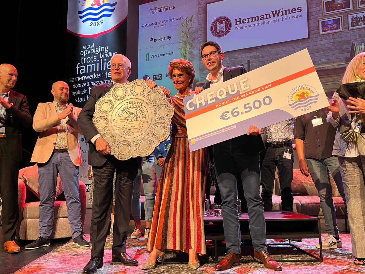 Paul Herman, zijn vrouw Adriënne  en zoon Jean-Louis van Herman Wines nemen de prijzen in ontvangst: een award in de vorm van een Zeeuwse knop en een cheque van 6.500 euro.