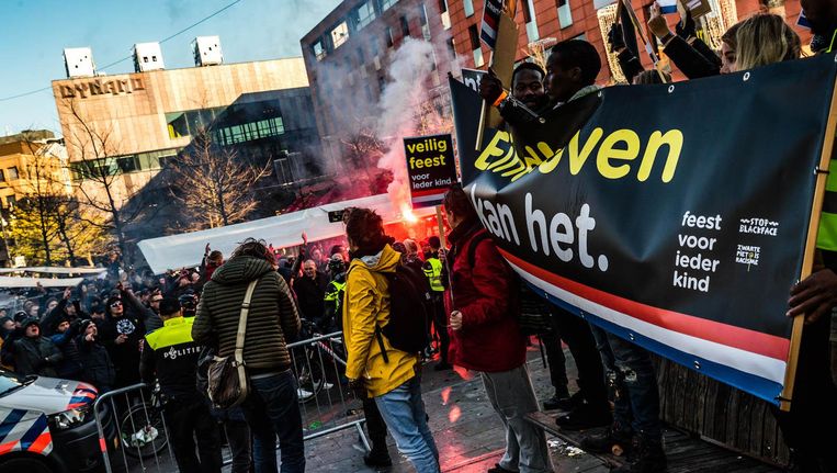 Het protest van afgelopen zaterdag in Eindhoven. Op de achtergrond tegendemonstranten. Beeld anp