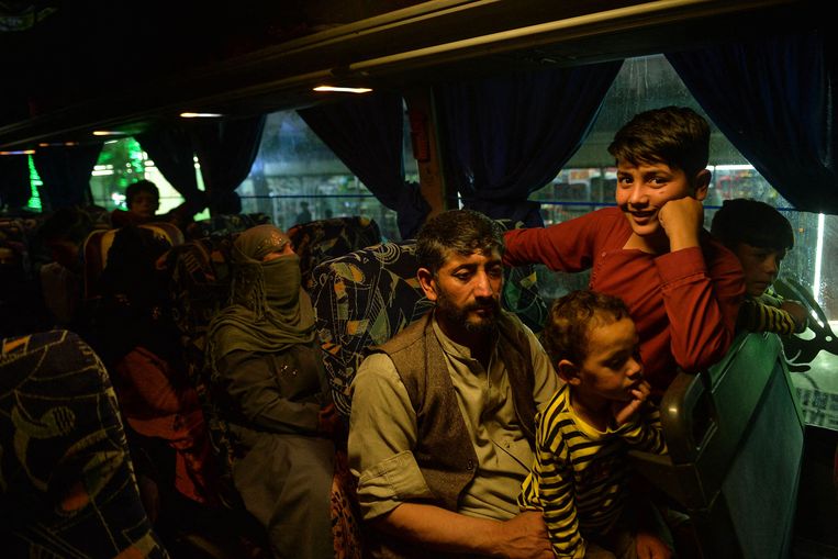 Afghaanse vluchtelingen keren terug naar huis. Beeld AFP