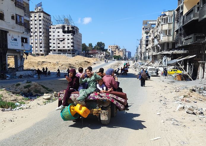 Ontheemde Palestijnen die Jabalia hebben ontvlucht, komen aan in Gaza-stad.