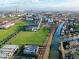 Het braakliggende terrein waar 450 tijdelijke woningen zouden moet komen. Aan de overkant van het water liggen de Sigmund Rombergstraat (boven) en de Burt Bacharachstraat (onder).