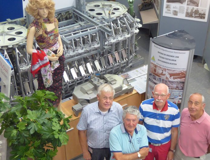 Stork-vrijwilligers Jack Donkers, Piet Zinsmeijer, Harrie Simons en Joos van Son in het Erfgoed Stork Museum