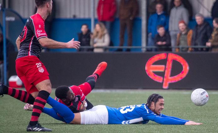 GVVV-middenvelder Jonathan Vergara Berrio wordt gevloerd tijdens het thuisduel met SteDoCo.