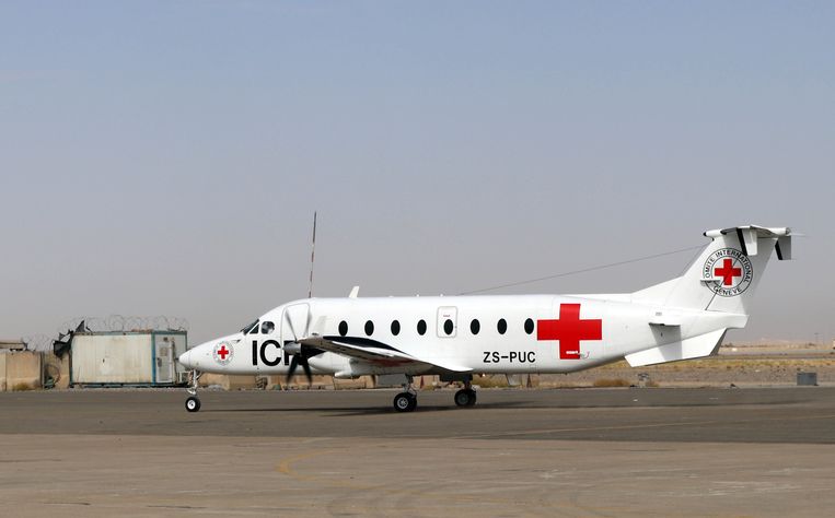 Een vliegtuig van het Internationale Rode Kruis in Kandahar, Afghanistan. (05/09/2021) Beeld EPA