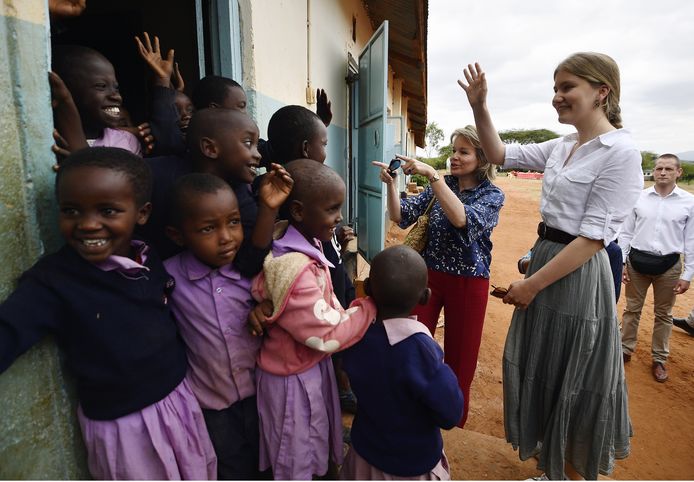 Prinses Elisabeth tijdens een bezoek aan een schooltje in Kenia.