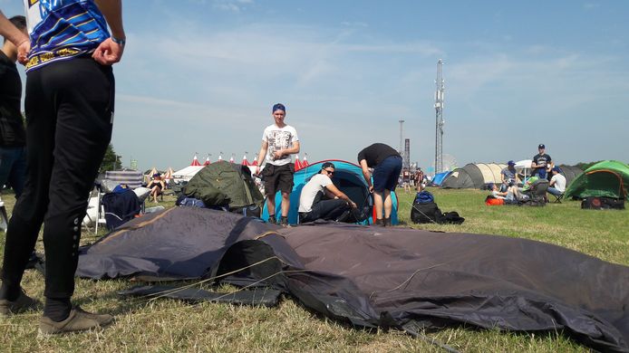 De tenten worden opgezet bij de Zwarte Cross