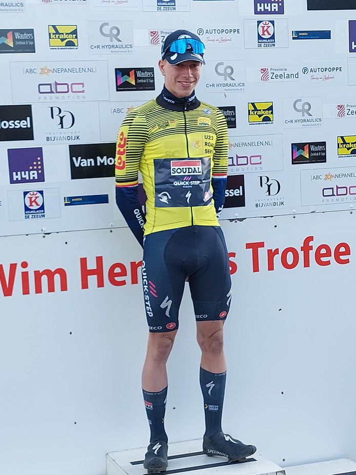 Toen hij de leiderstrui van de Road Series mocht aantrekken, kon Siebe Deweirdt, tweede in de Wim Hendriks Trofee, toch even glimlachen.