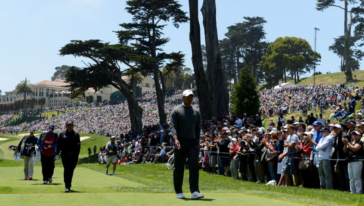 Tiger Woods loopt met Phil Mickelson en Bubba Watson naar de achtste hole op de eerste dag van de US Open golf. Beeld getty