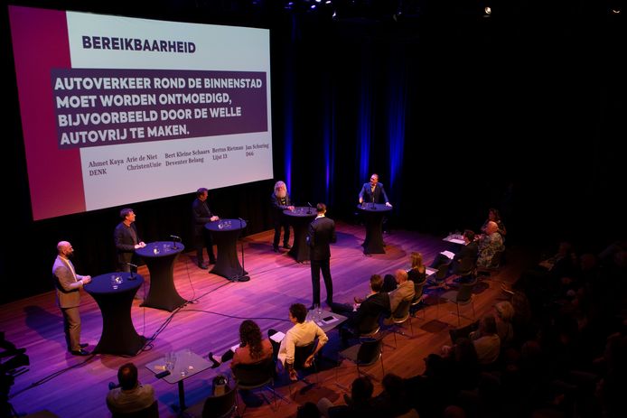 Vijf lijsttrekkers tijdens het Deventer Verkiezingsdebat op het podium van Mimik.