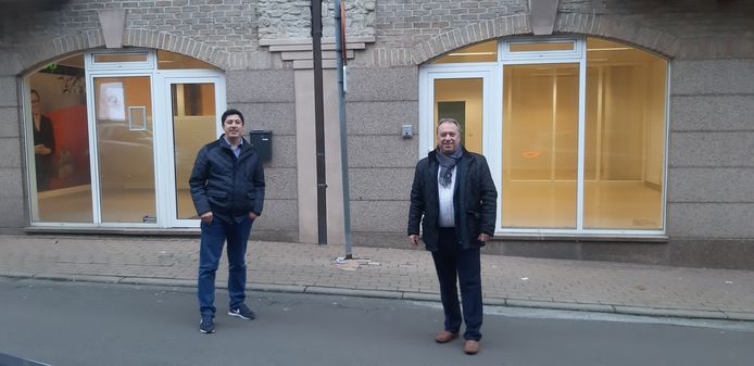 Schepenen Hamid Akaychouh (links) en Dirk Philips aan de nieuwe locatie van de kantoren en het onthaal van het Huis van het Kind en de integratiedienst.