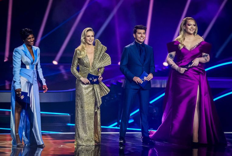 Presentatori olandesi: Edisila Rombley (a sinistra), Chantal Janzen, Jan Smit e Nikki de Jäger.  foto di Agenzia per la protezione dell'ambiente