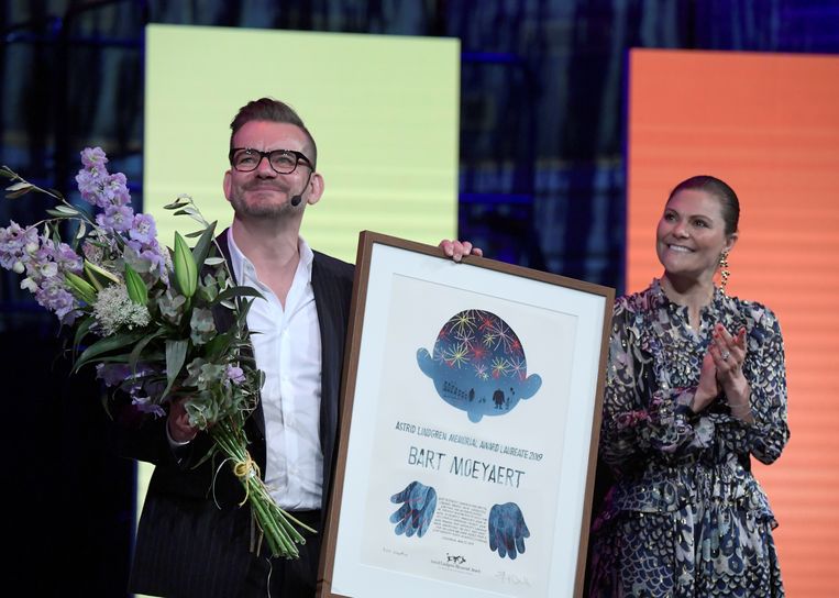 Bart Moeyaert met de Astrid Lindgren Memorial Award, de ‘Nobelprijs voor jeugdliteratuur’, die hij vorig jaar won. Beeld REUTERS